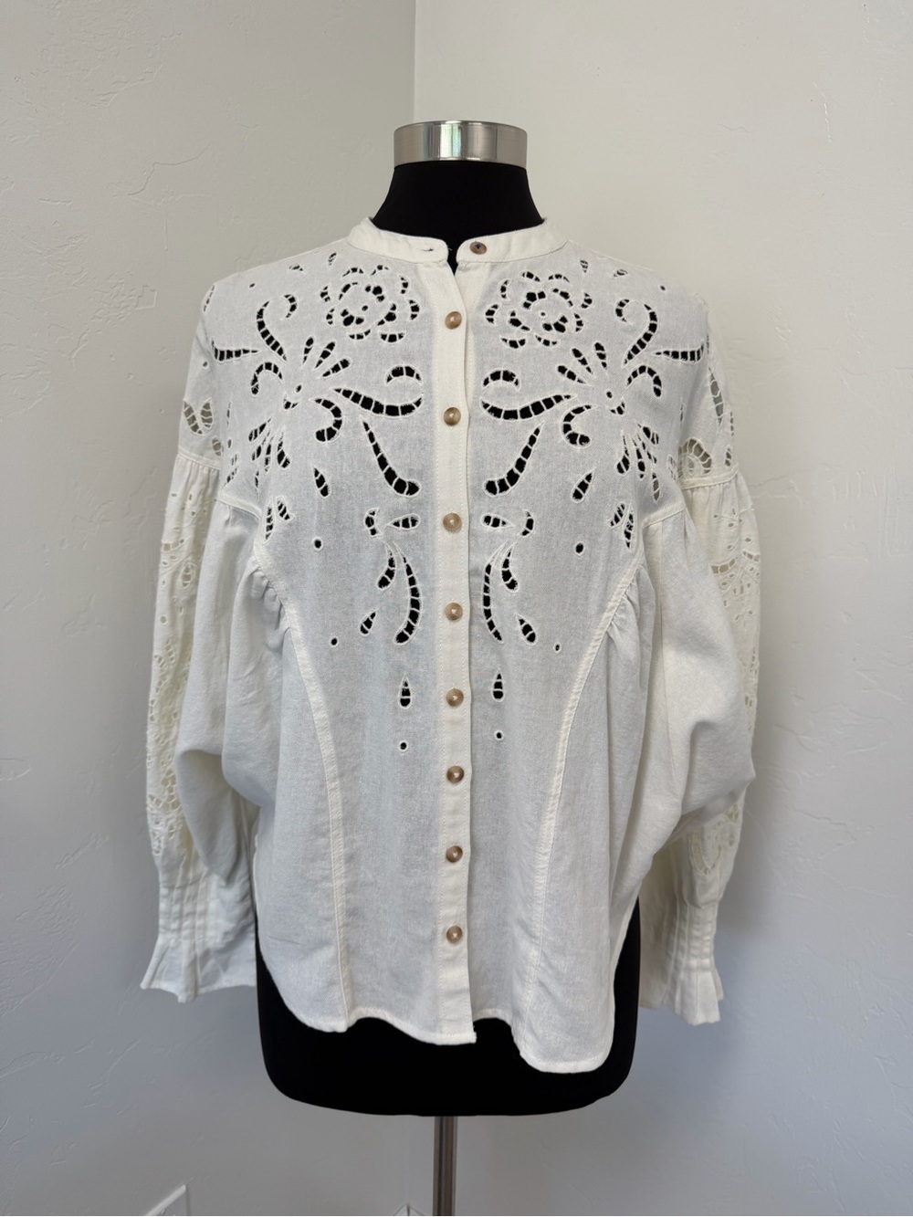Anthropologie Pilcro Structured Eyelet Blouse Cream Button-Front Shirt Size S - Picture 3 of 17